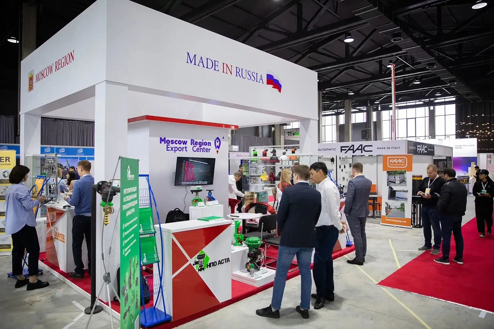SOF Expo pavilionidagi individual orol stend: oq konstruksiya, peshtaxtalar va tashrif buyuruvchilar