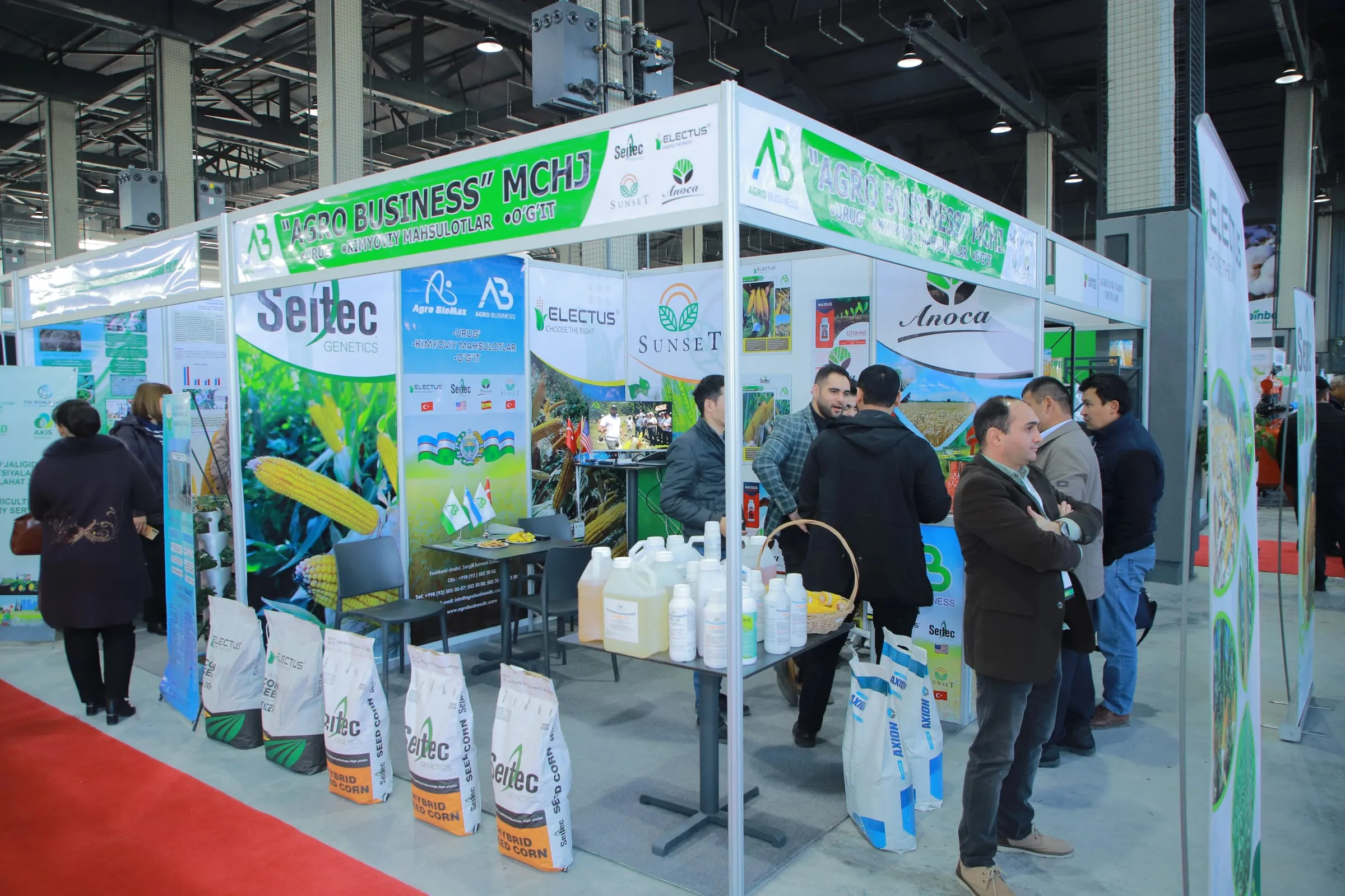 Koʻrgazma paytida SOF Expo yopiq pavilioni: stendlar va mehmonlar