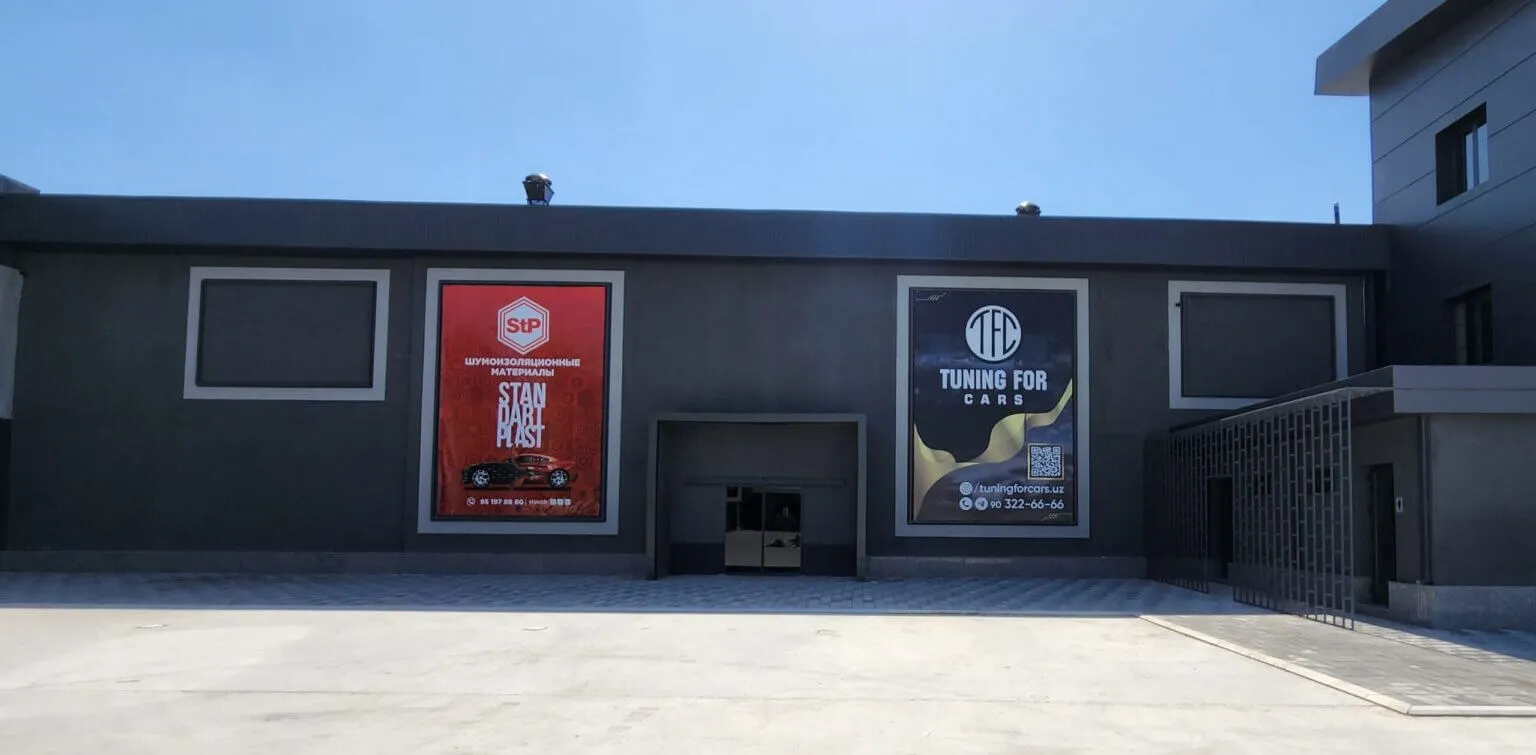 SOF Expo binosi tashqi devoridagi reklama bannerlari