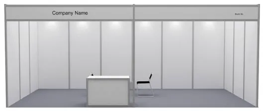 18 m² standart stend, old tomondan koʻrinish, 3 × 6 m: friz, peshtaxta va stullar